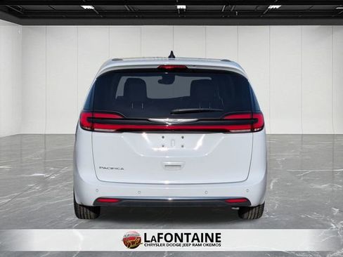 Used 2024 Chrysler Pacifica Touring-L image 4