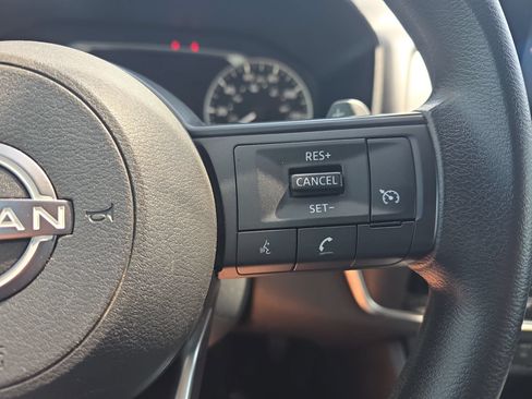 Used 2024 Nissan Rogue S FWD image 17