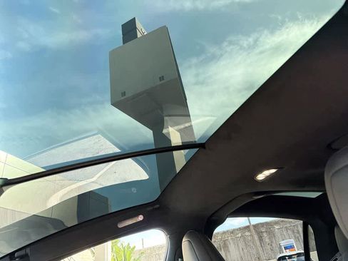 Used 2022 Tesla Model X Plaid image 11