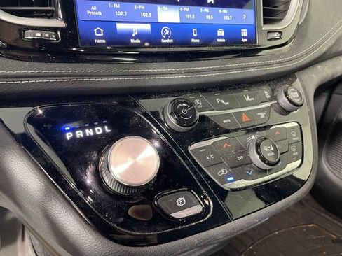 Used 2021 Chrysler Pacifica Touring w/ S Appearance Package FWD image 8