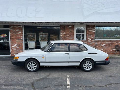 Used 1991 Saab 900 Hatchback FWD image 2