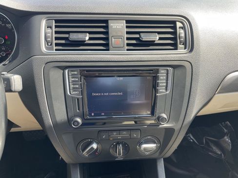 Used 2017 Volkswagen Jetta SE FWD image 18