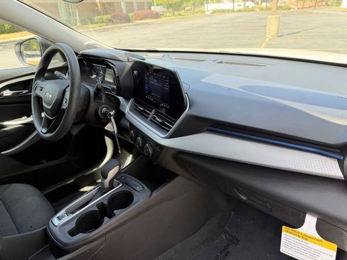 Used 2025 Chevrolet Trax LS FWD image 34