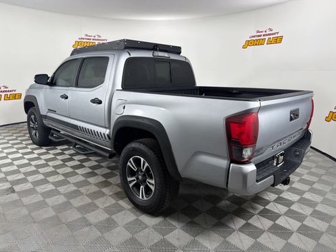 Used 2019 Toyota Tacoma TRD Sport image 3