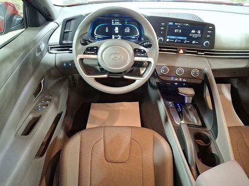 Certified 2024 Hyundai Elantra SE image 11