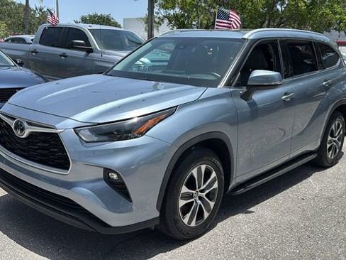Used 2022 Toyota Highlander XLE FWD image 3