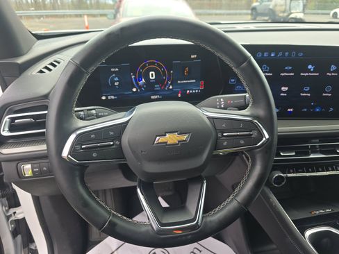 Used 2025 Chevrolet Traverse LT image 16