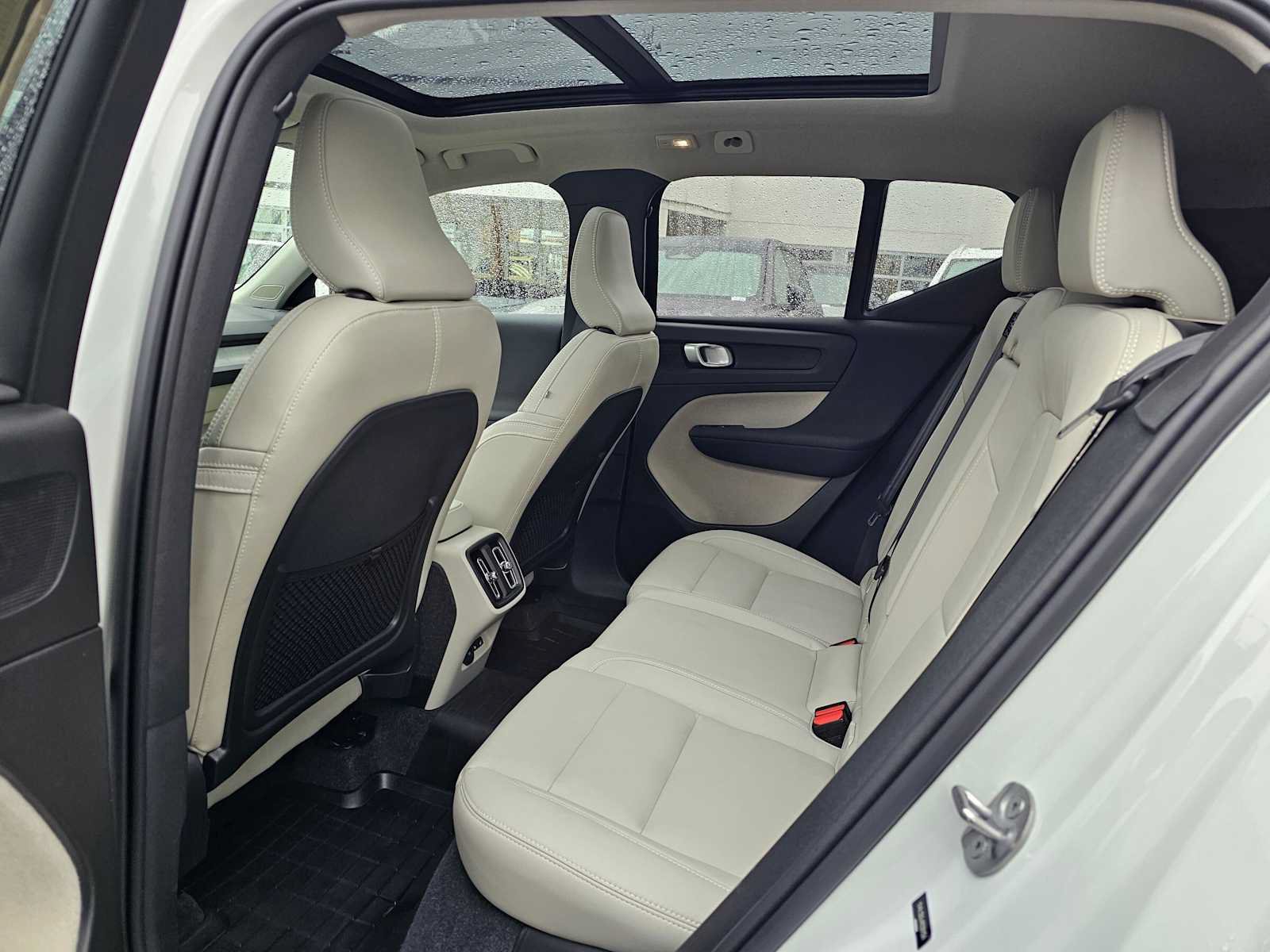 Used 2024 Volvo XC40 B5 Plus w/ Protection Package Premier AWD/4WD image 18