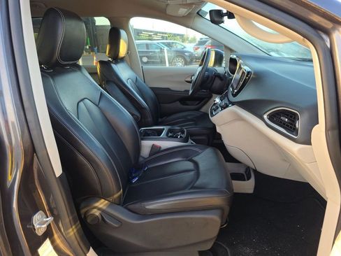 Used 2023 Chrysler Pacifica Touring-L image 12