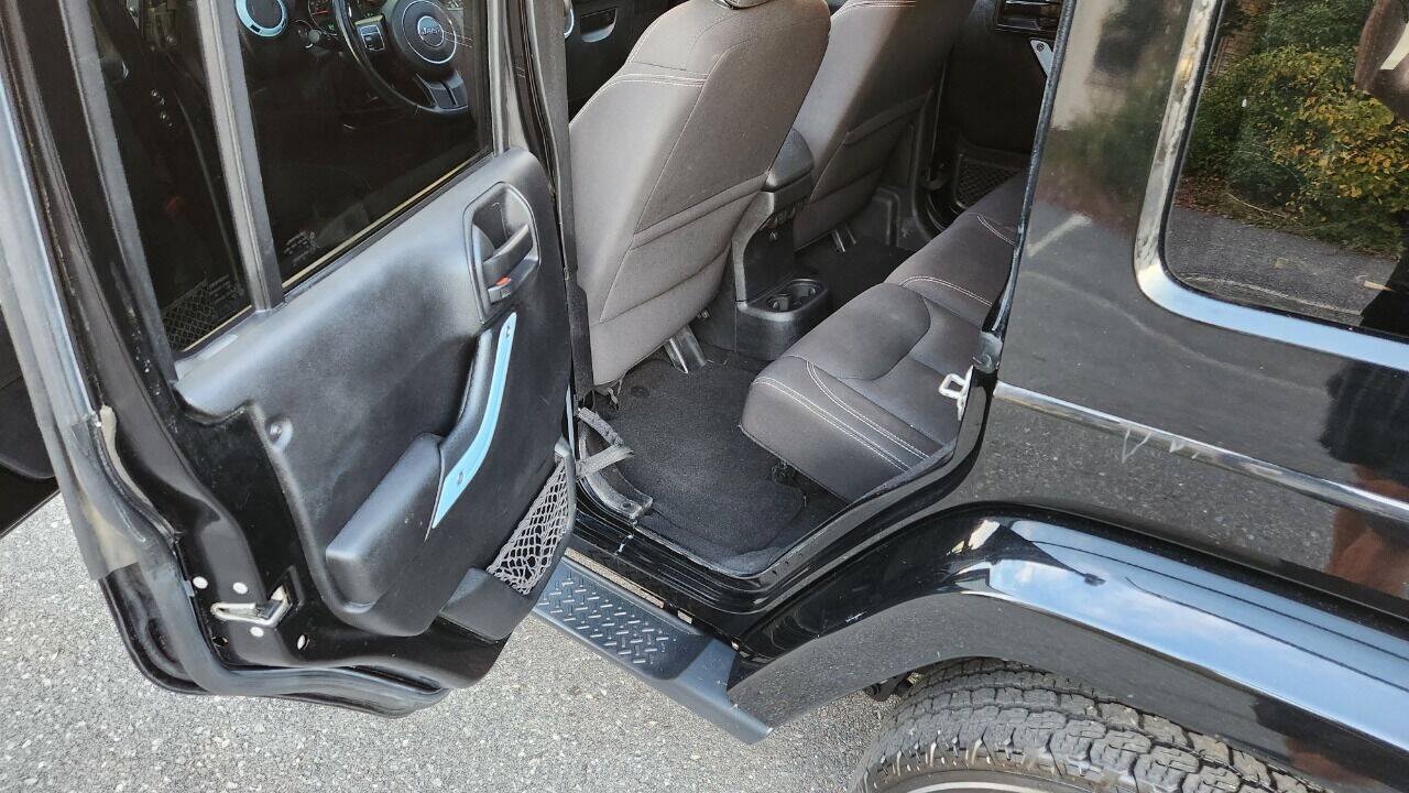 Used 2015 Jeep Wrangler Unlimited Sahara AWD/4WD image 30