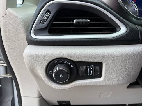 Used 2024 Chrysler Pacifica Touring-L FWD image 21