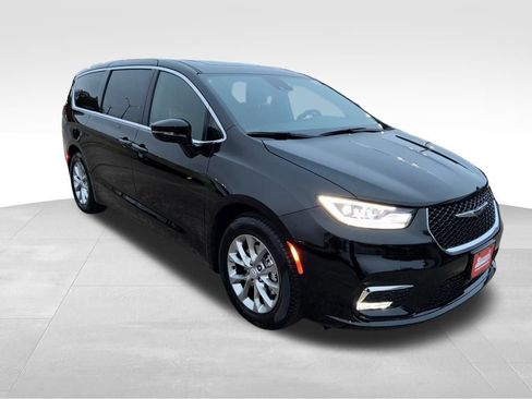 New 2026 Chrysler Pacifica Limited w/ Trailer Tow Group image 8