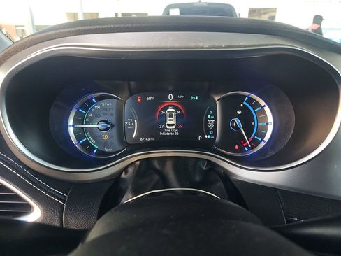 Used 2022 Chrysler Pacifica Limited w/ Uconnect Theater Family Group FWD image 2