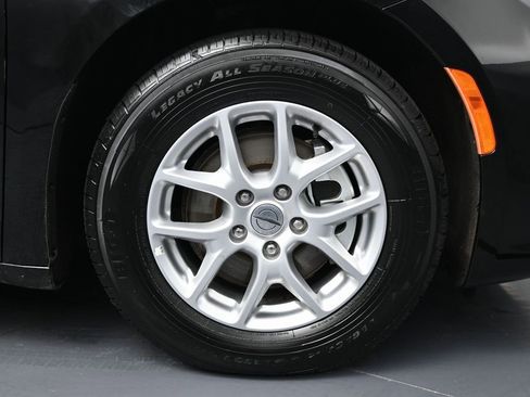 Used 2024 Chrysler Pacifica Touring-L image 14