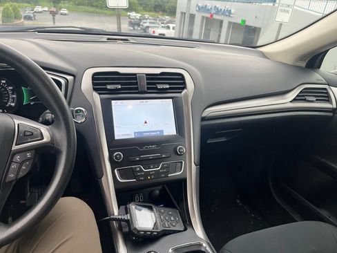 Used 2020 Ford Fusion SE FWD image 2