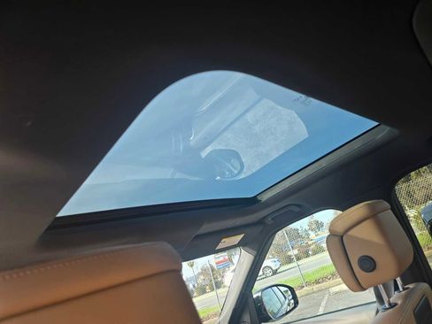 Used 2023 Land Rover Discovery Metropolitan Edition image 17