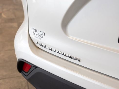 Used 2024 Toyota Highlander LE AWD/4WD image 7