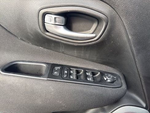 Used 2020 Jeep Renegade Latitude w/ Cold Weather Group image 8