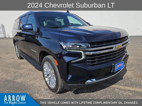 Used 2024 Chevrolet Suburban LT w/ Luxury Package AWD/4WD image 2
