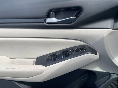 Used 2025 Nissan Altima 2.5 SV image 18