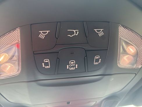 Used 2023 Chrysler Pacifica Limited w/ Uconnect Theater Family Group FWD image 17