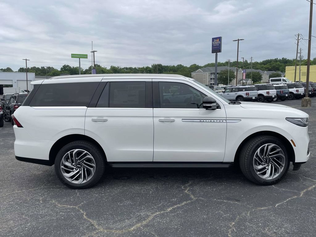 New 2026 Lincoln Navigator Premiere AWD/4WD image 2