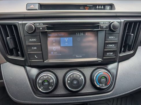 Used 2017 Toyota RAV4 LE FWD image 9