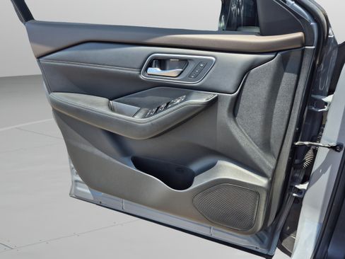 Certified 2021 Nissan Rogue Platinum FWD image 25