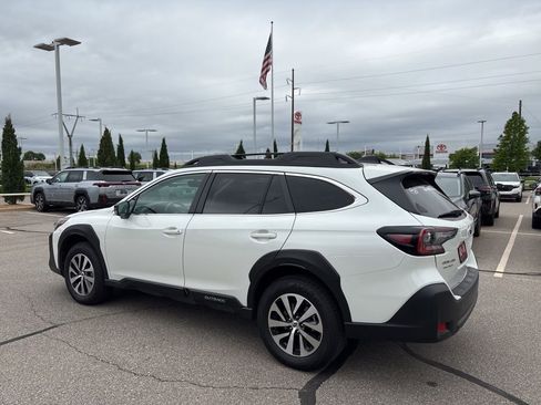 Used 2025 Subaru Outback Premium AWD/4WD image 6