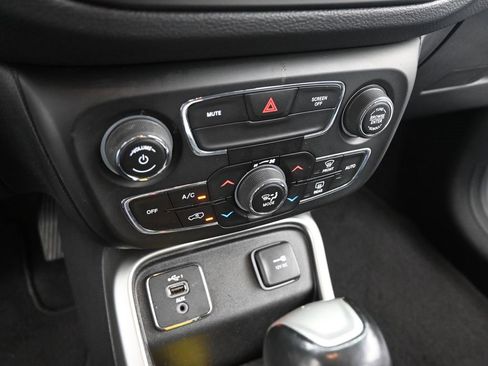 Used 2020 Jeep Compass Latitude image 28