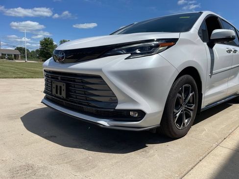 Used 2026 Toyota Sienna Platinum AWD/4WD image 18