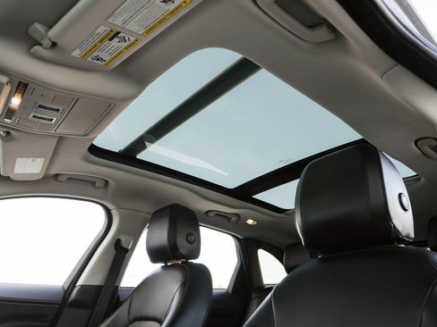 Used 2020 Jaguar F-PACE Premium image 17