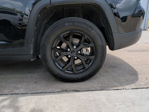 Used 2024 Jeep Grand Cherokee Altitude RWD image 12