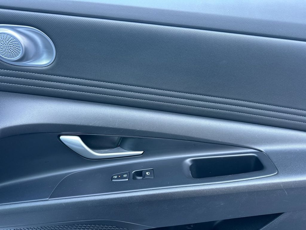 Used 2025 Hyundai Elantra Limited FWD image 20