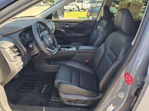 Certified 2023 Nissan Rogue SV w/ SV Premium B Package FWD image 12