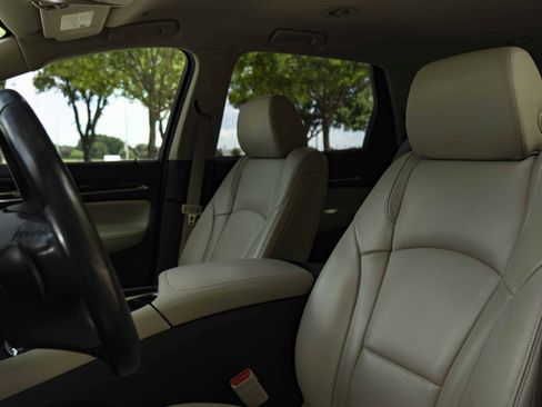 Used 2019 Buick Enclave Essence FWD image 17
