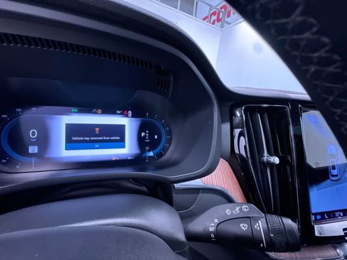 Used 2023 Volvo XC60 B5 Plus image 19