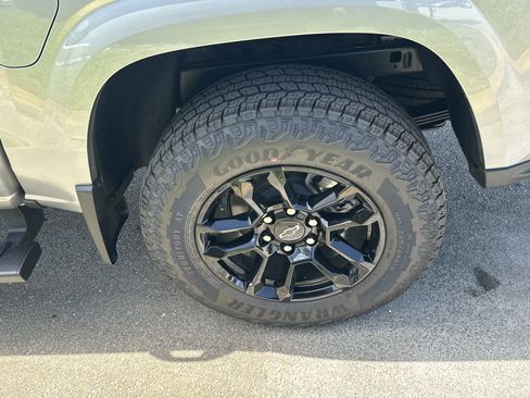 New 2025 Chevrolet Colorado Z71 w/ Midnight Edition image 9