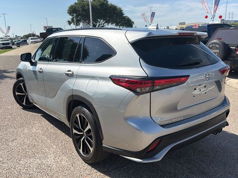 Used 2022 Toyota Highlander XSE FWD image 5