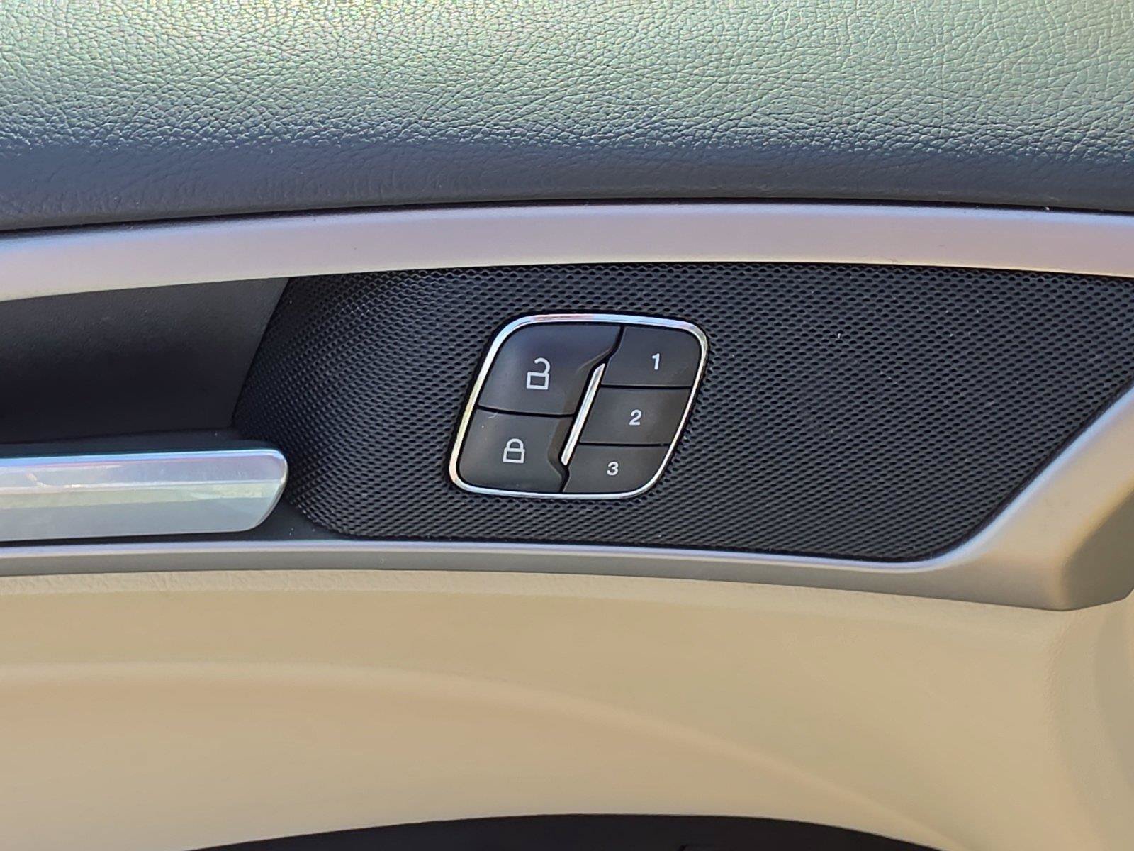 Used 2015 Ford Fusion SE w/ Equipment Group 202A FWD image 18