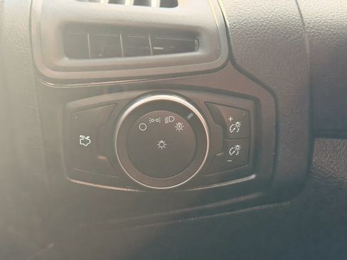 Used 2015 Ford Focus SE FWD image 39