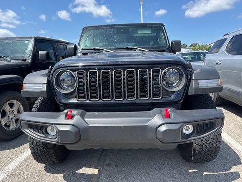 Used 2025 Jeep Wrangler Unlimited Rubicon AWD/4WD image 2
