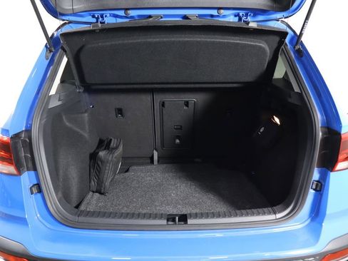 Used 2023 Volkswagen Taos SE w/ Panoramic Sunroof Package image 18