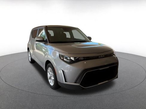 Used 2025 Kia Soul LX w/ LX Technology Package FWD image 3
