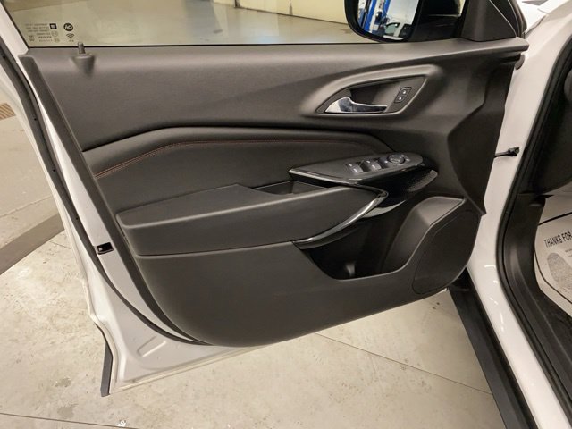 Used 2025 Chevrolet Trax RS w/ Sunroof Package FWD image 25