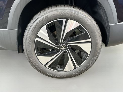 New 2025 Volkswagen Taos SE image 29