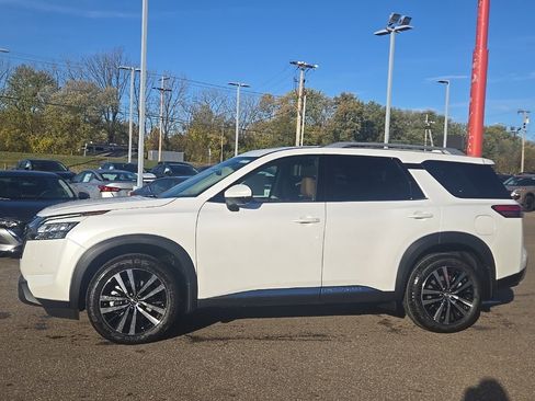 New 2025 Nissan Pathfinder Platinum image 4