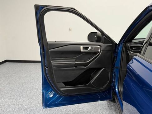 Used 2020 Ford Explorer XLT w/ Equipment Group 202A AWD/4WD image 9