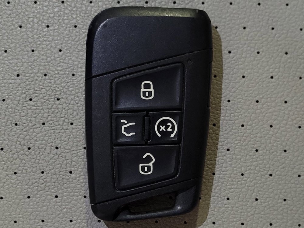 Used 2023 Volkswagen Tiguan SE w/ Panoramic Sunroof Package FWD image 32
