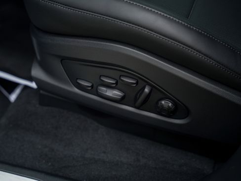 Certified 2025 Porsche Macan Electric image 17